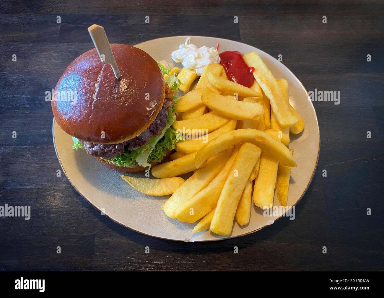 Cheeseburger mit Pommes Frites, Ketchup, Mayonnaise, auf dem Teller, Stuttgart, Baden-Württemberg, Deutschland Stockfoto