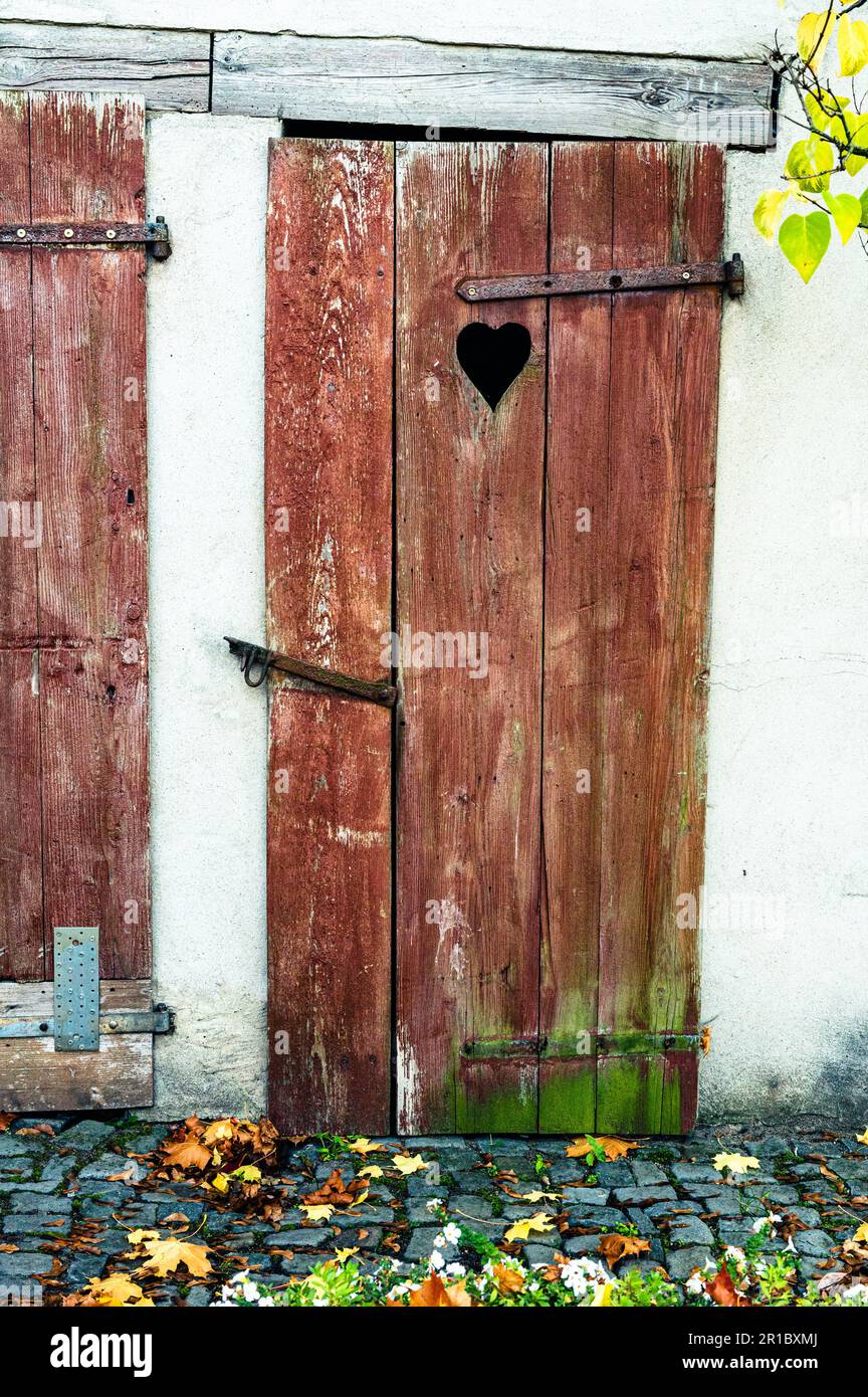 Eine braune alte Toilettentür draußen. Stockfoto