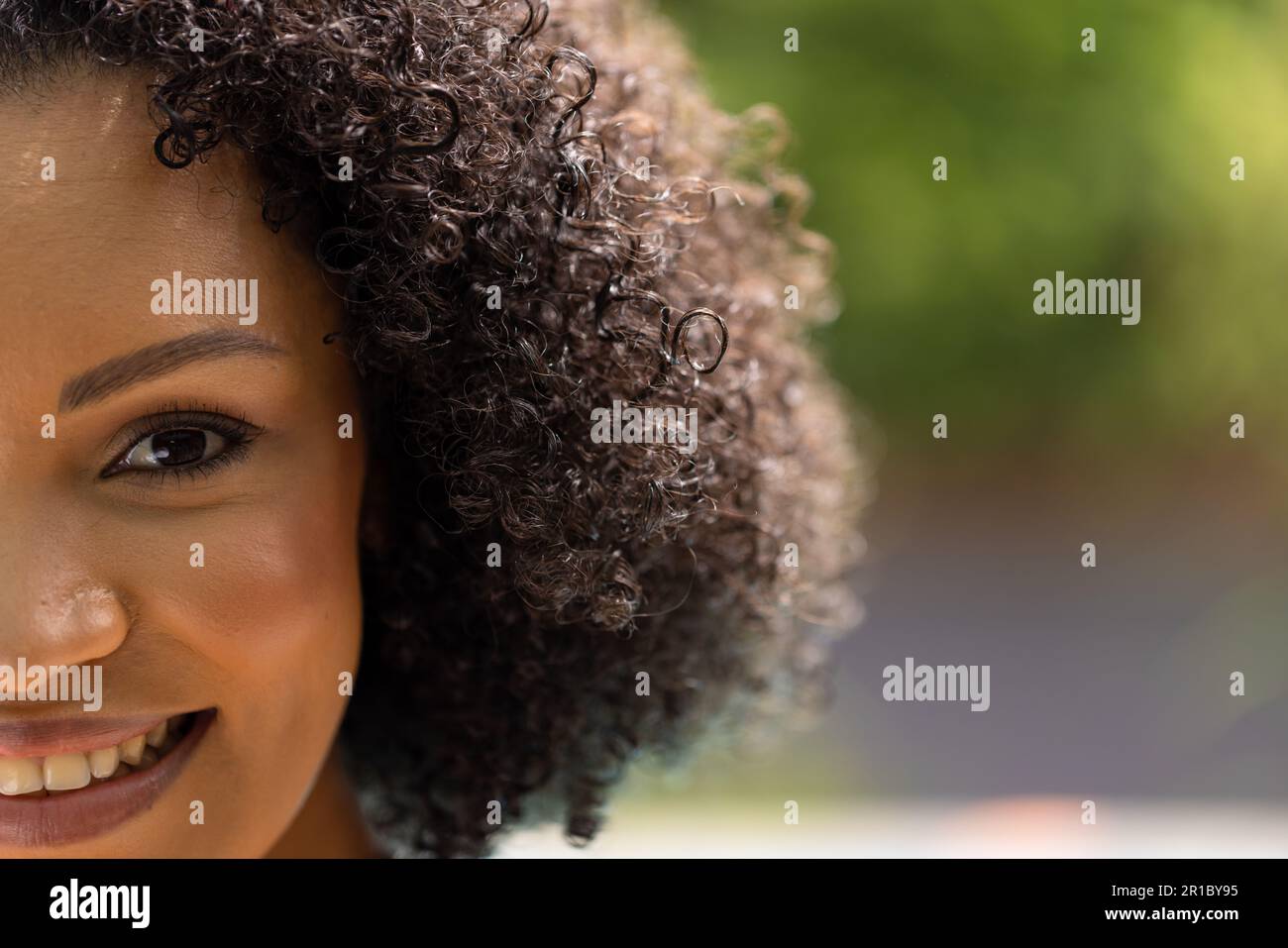 Halbporträt Nahaufnahme einer lächelnden afroamerikanischen Frau im Garten, mit Kopierbereich Stockfoto