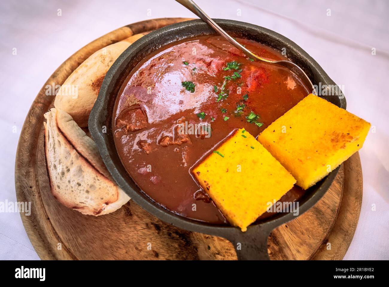 Gulyas, traditionelles ungarisches Gericht, herzhafter Eintopf mit Rind- oder Schweinefleisch, Zwiebeln, Paprika, Tomaten und verschiedenen Gewürzen. Sommerkneipe in Slowenien. Stockfoto