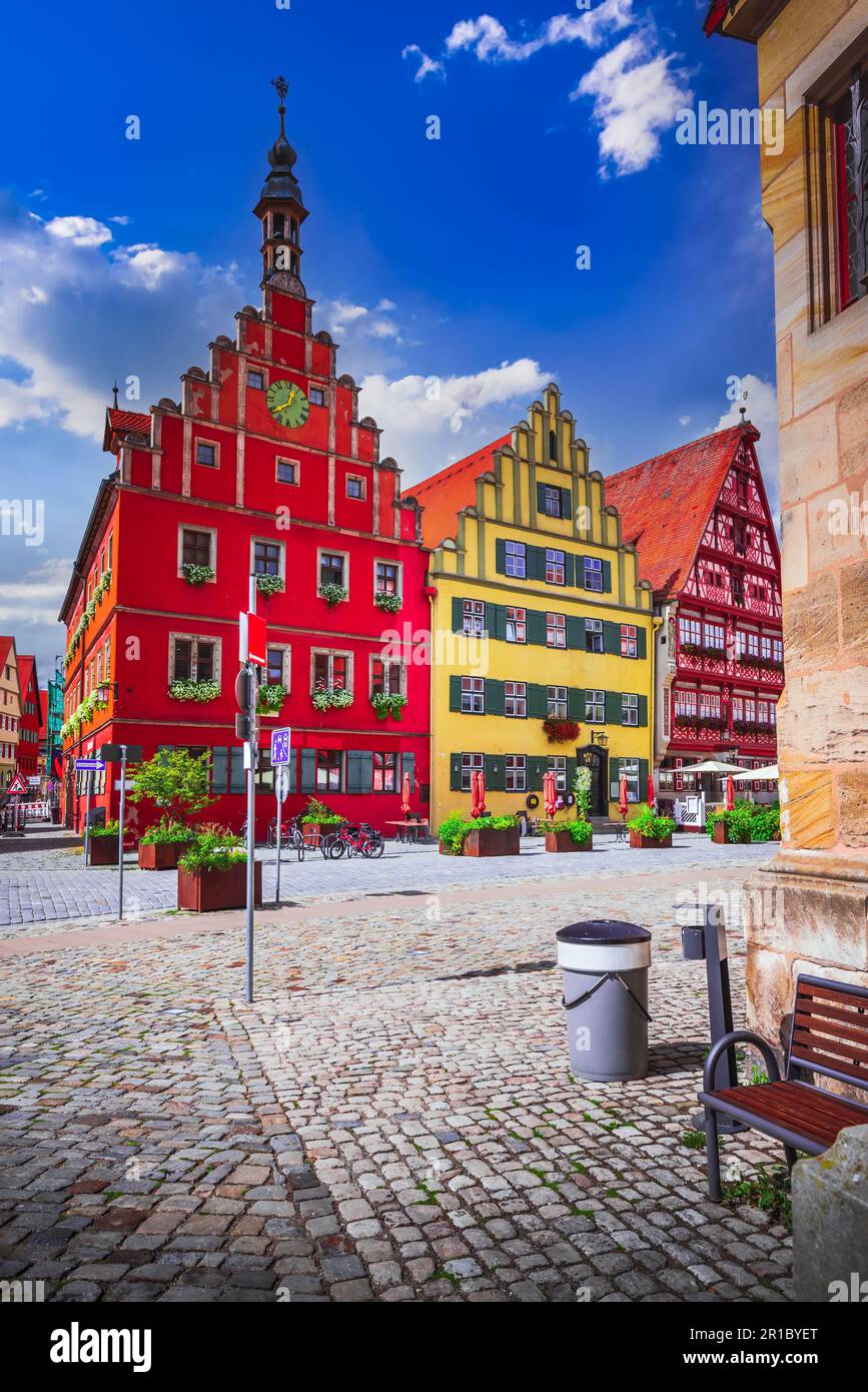 Dinkelsbuhl, Deutschland. Charmante kleine Stadt mit traditionellen, halb bewachsenen bunten Häusern an der Romantischen Straße, berühmte Landschaften von Bayern. Stockfoto