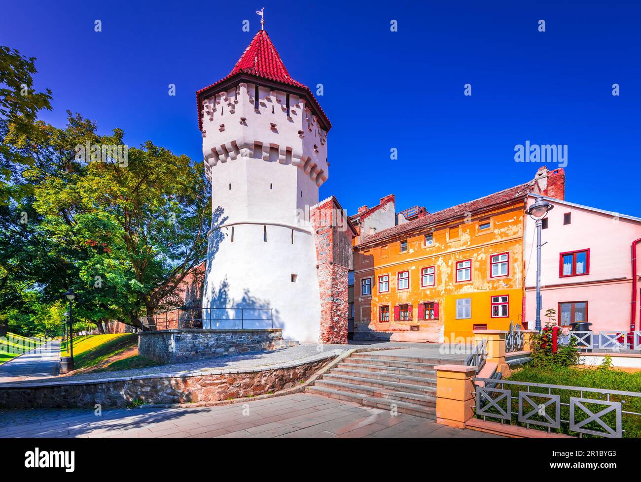 Sibiu, Rumänien. Mittelalterlicher Carpenters Tower im Zentrum der größten sächsischen Stadt Siebenbürgen Stockfoto