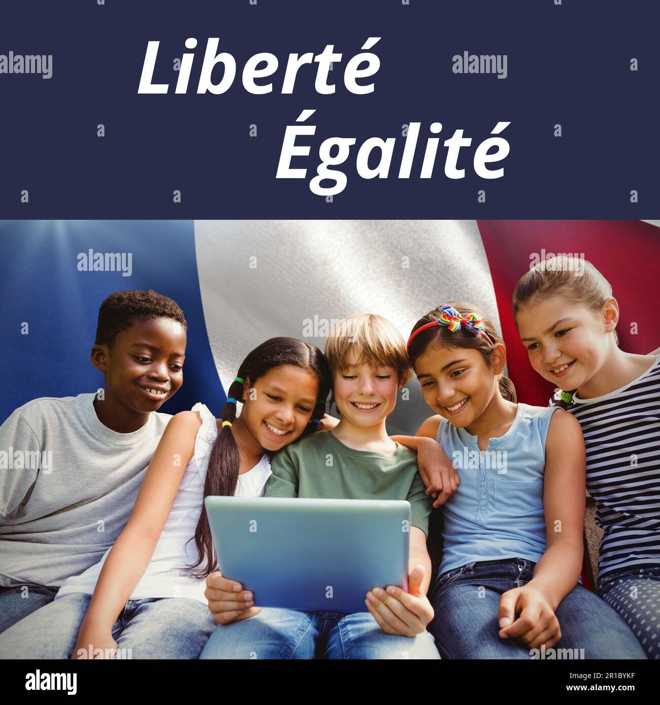 Zusammensetzung des Textes zum bastille-Tag über verschiedene Kinder mit Laptop und französischer Flagge Stockfoto