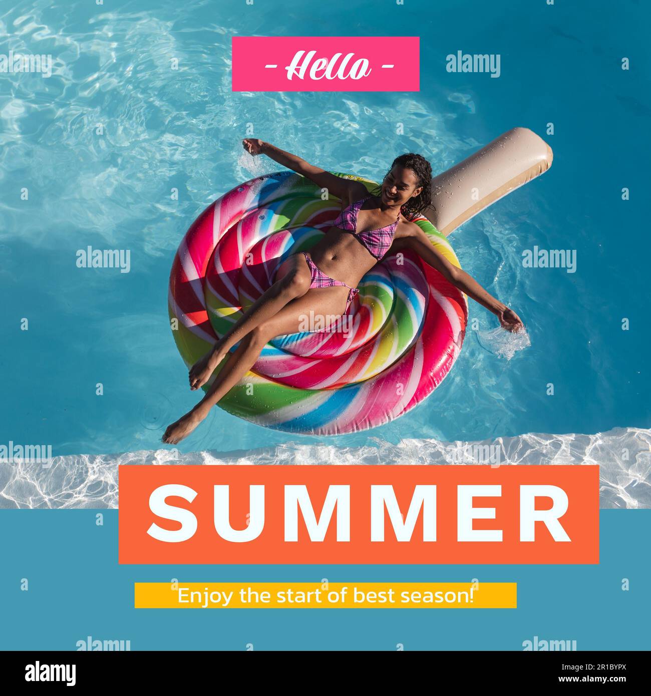 Composite aus Hallo-Sommer-Text und birassischer glücklicher junger Frau, die auf schwimmendem Eis im Pool liegt Stockfoto