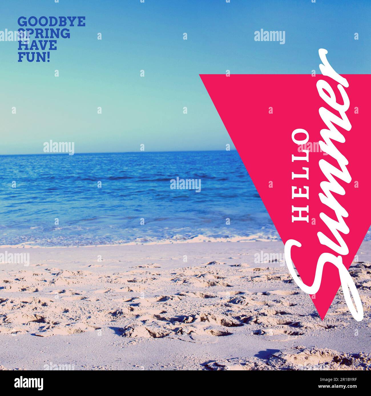 Kombination aus Hallo-Sommer-Text und idyllischer Sicht auf Sandstrand und wunderschönes Meer vor klarem Himmel Stockfoto