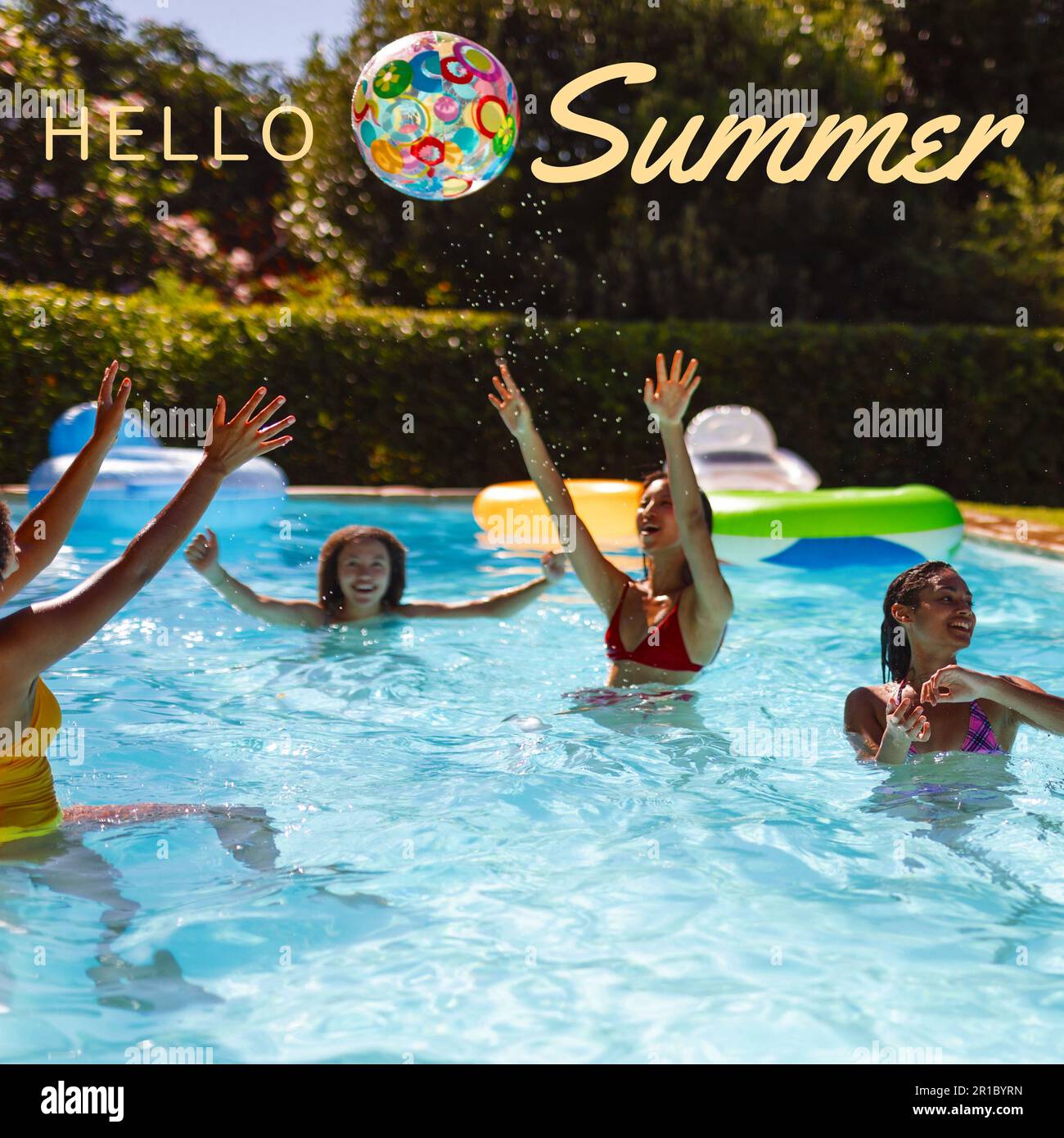 Composite aus Hallo-Sommer-Text über multirassische Freunde, die mit Poolball im Swimmingpool spielen Stockfoto