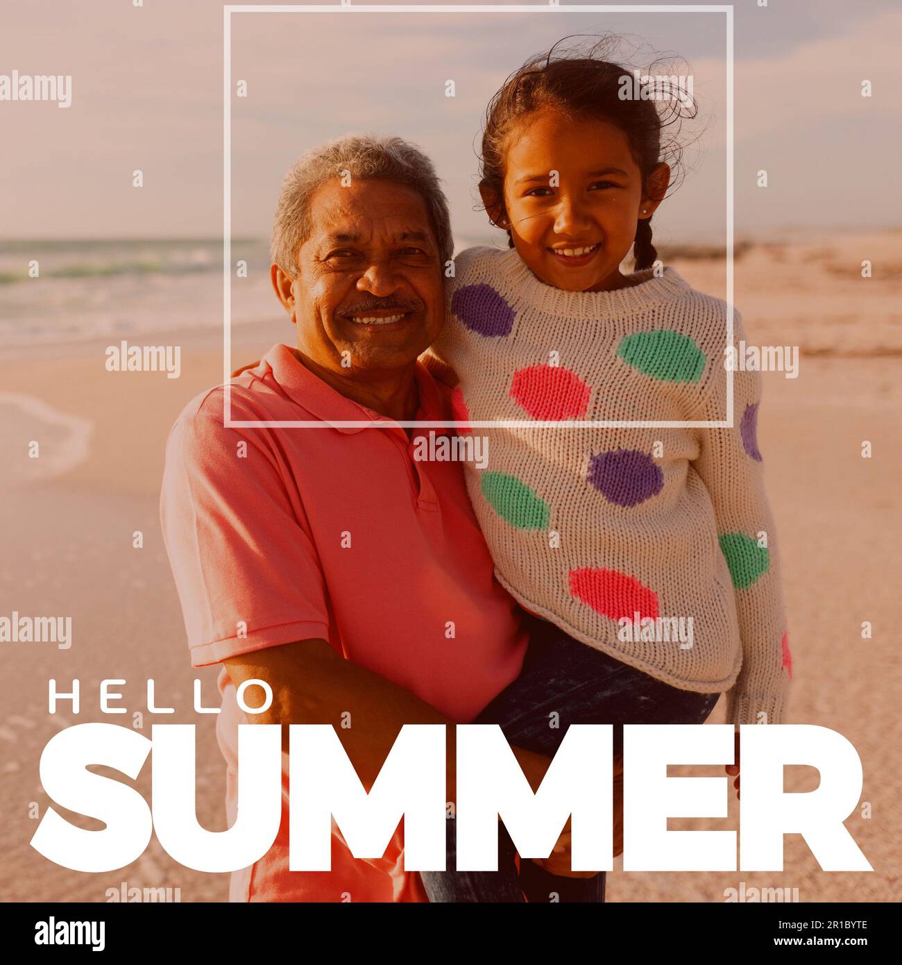 Kombination aus Hallo-Sommer-Text und birassisch lächelndem Großvater, der seine Enkelin am Strand trägt Stockfoto