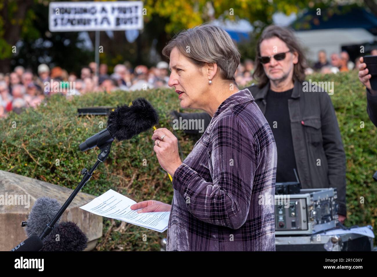 Anführer der tasmanischen Grünen-Partei, CASSY O'Connor, spricht am Samstag, den 13. Mai, auf der No Stadium Rally auf dem Rasen des Parlaments in Hobart vor der Menge. An der Protestkundgebung nahmen mehr als 6.000 Menschen Teil, die sich gegen den Bau eines AFL-Stadions in Mac Point am Hafen von Hobart aussprachen. Stockfoto