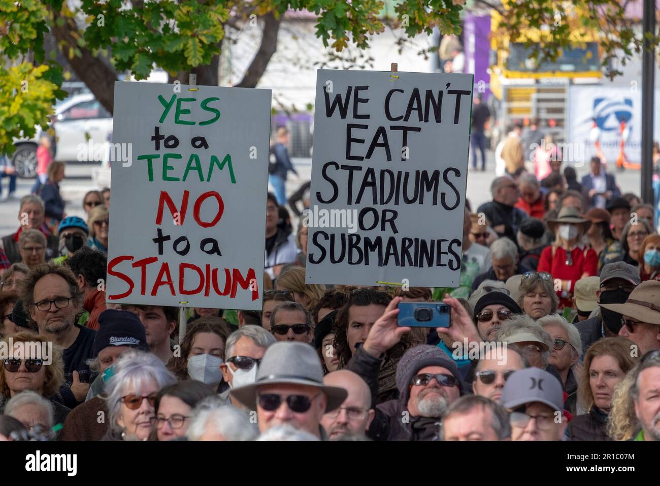 Die No Stadium Rally auf dem Rasen des Parlaments in Hobart, Samstag, den 13. Mai. An der Protestkundgebung nahmen mehr als 6.000 Menschen Teil, die sich gegen den Bau eines AFL-Stadions in Mac Point am Hafen von Hobart aussprachen. Stockfoto