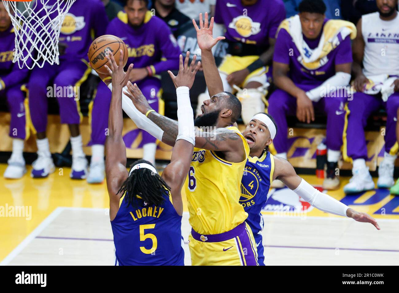 Los Angeles, Kalifornien, USA. 12. Mai 2023. Los Angeles Lakers Forward LeBron James (6) geht unter dem Druck der Golden State Warriors Forward Kevon Looney (5) und des Wächters Moses Moody (4) während eines Halbfinalspiels 6 der NBA Basketball Western Conference in der Crypto.com Arena, Freitag, 12. Mai 2023 in Los Angeles. (Kreditbild: © Ringo Chiu/ZUMA Press Wire) NUR REDAKTIONELLE VERWENDUNG! Nicht für den kommerziellen GEBRAUCH! Stockfoto