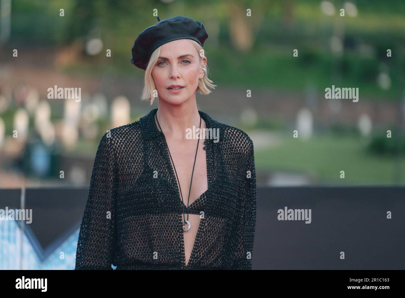 Rom, Italien. 12. Mai 2023. Südafrikanische und amerikanische Schauspielerin Charlize Theron kommt am 12. Mai 2023 zur Premiere des Films „Fast X“, dem zehnten Film in der Fast & Furious Saga, am Kolosseum in Rom. (Foto: Luca Carlino/NurPhoto) Kredit: NurPhoto SRL/Alamy Live News Stockfoto