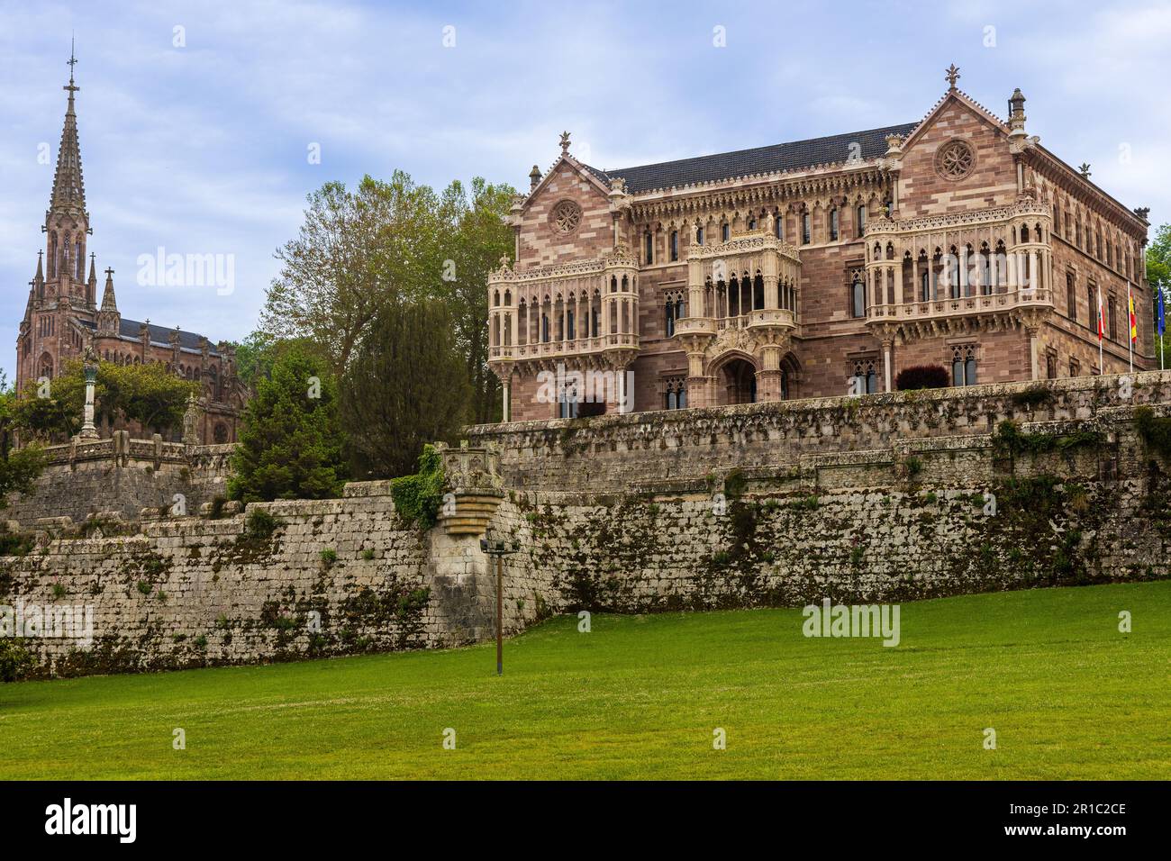 Neogotischer Palast Sobrellano mit reicher Kunst und Architektur und Capilla Panteón de los Marqueses de Comillas, neoklassizistische Kapelle. Komillas Stockfoto