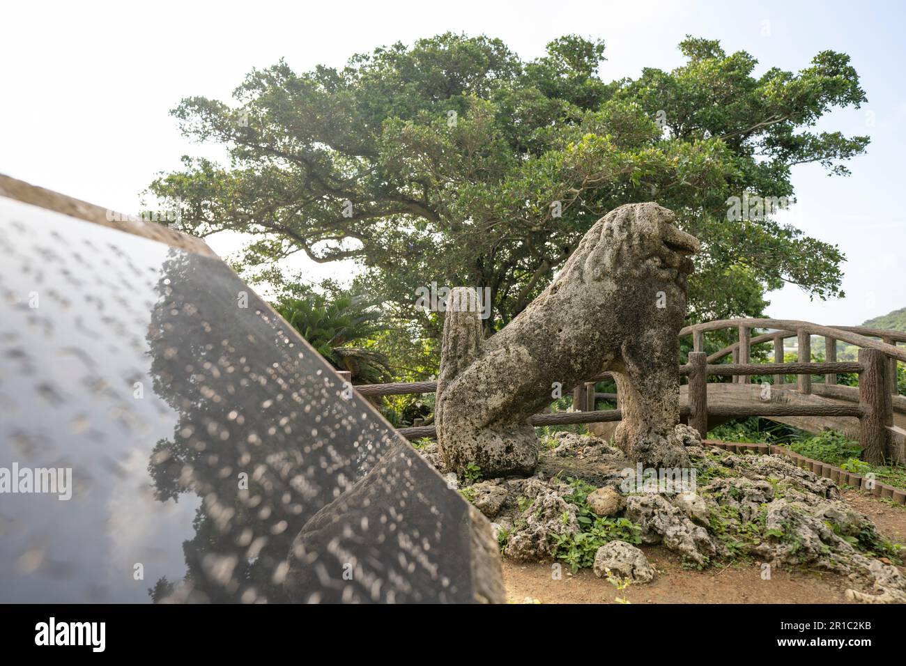 Tomori Stone Lion, eine Steinshisa in Yaese, Shimajiri, Okinawa, sah Bilder des Zweiten Weltkriegs. Stockfoto