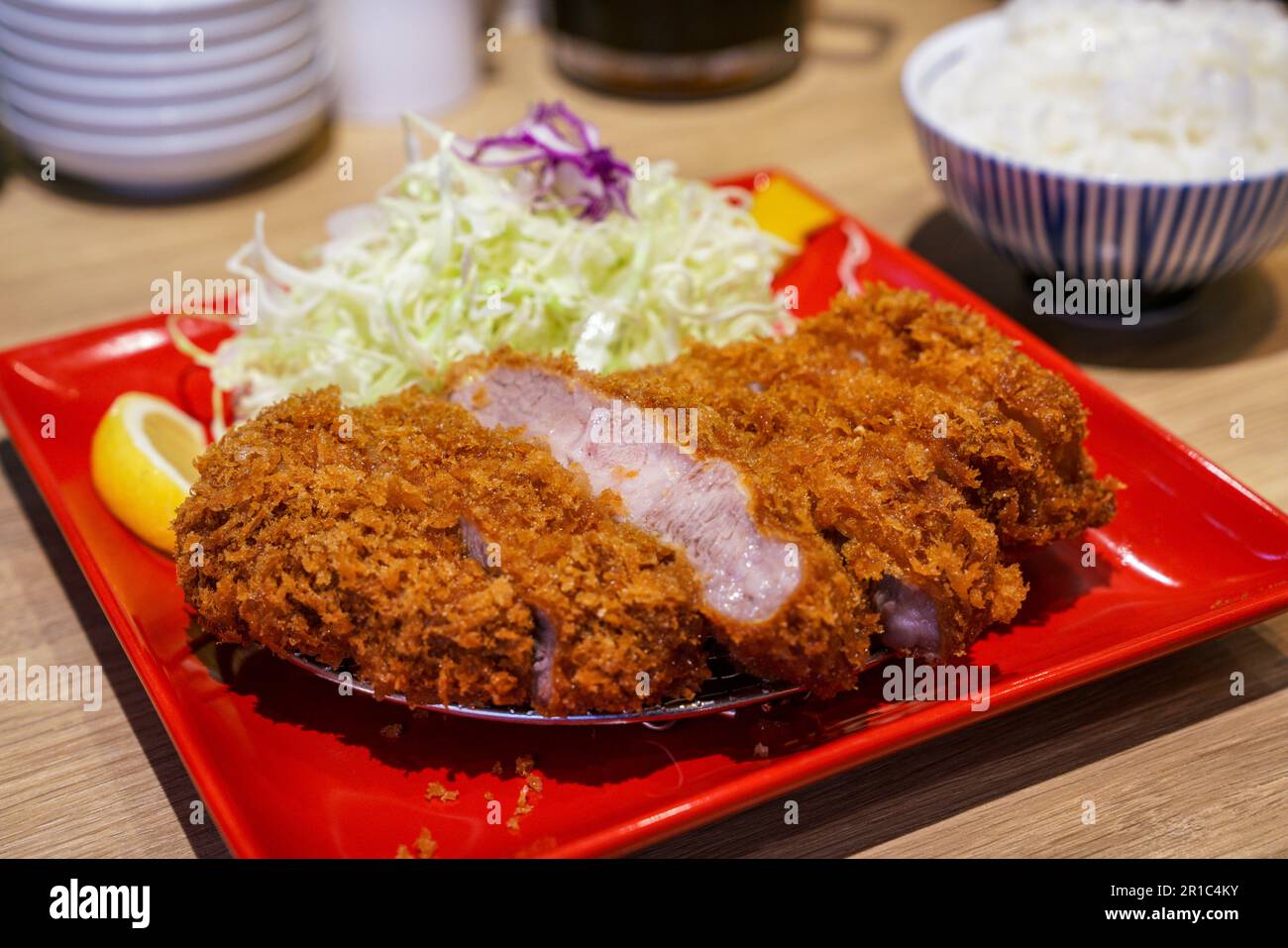 Essen mit Schweinekotelett Stockfoto