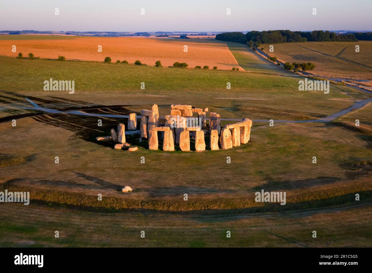 Blick aus der Vogelperspektive auf das prähistorische Megalith-Denkmal Stonehenge, das bei Sonnenaufgang im Kreis angeordnet ist. Stockfoto