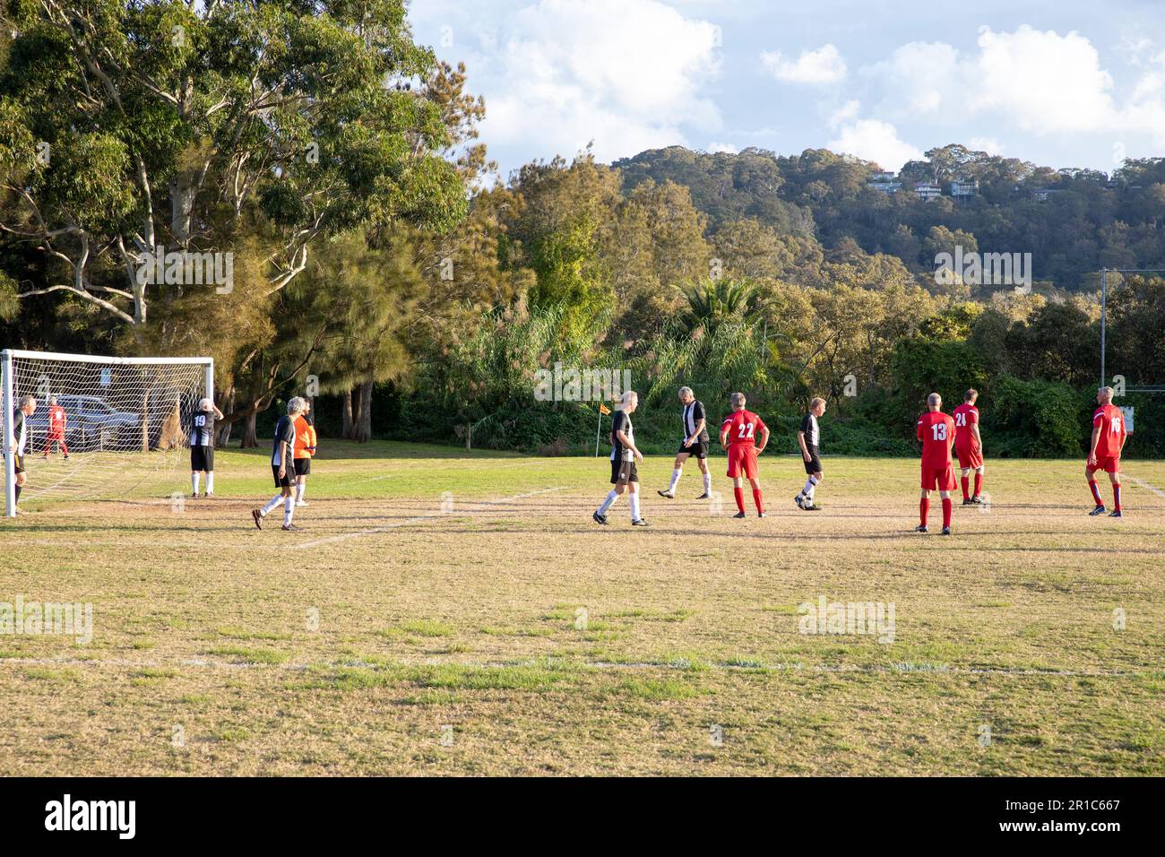 Grassroots Football Männer Spiel in Sydney Australien Senioren über 45 spielen ein Spiel in Avalon Beach, Sydney, Australien Stockfoto