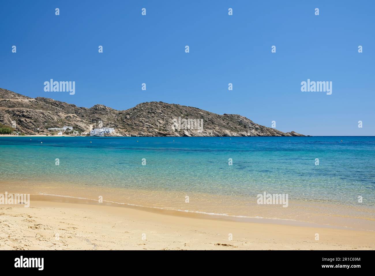 Blick auf den wunderschönen türkisfarbenen Sandstrand von Mylopotas in iOS Greece Stockfoto