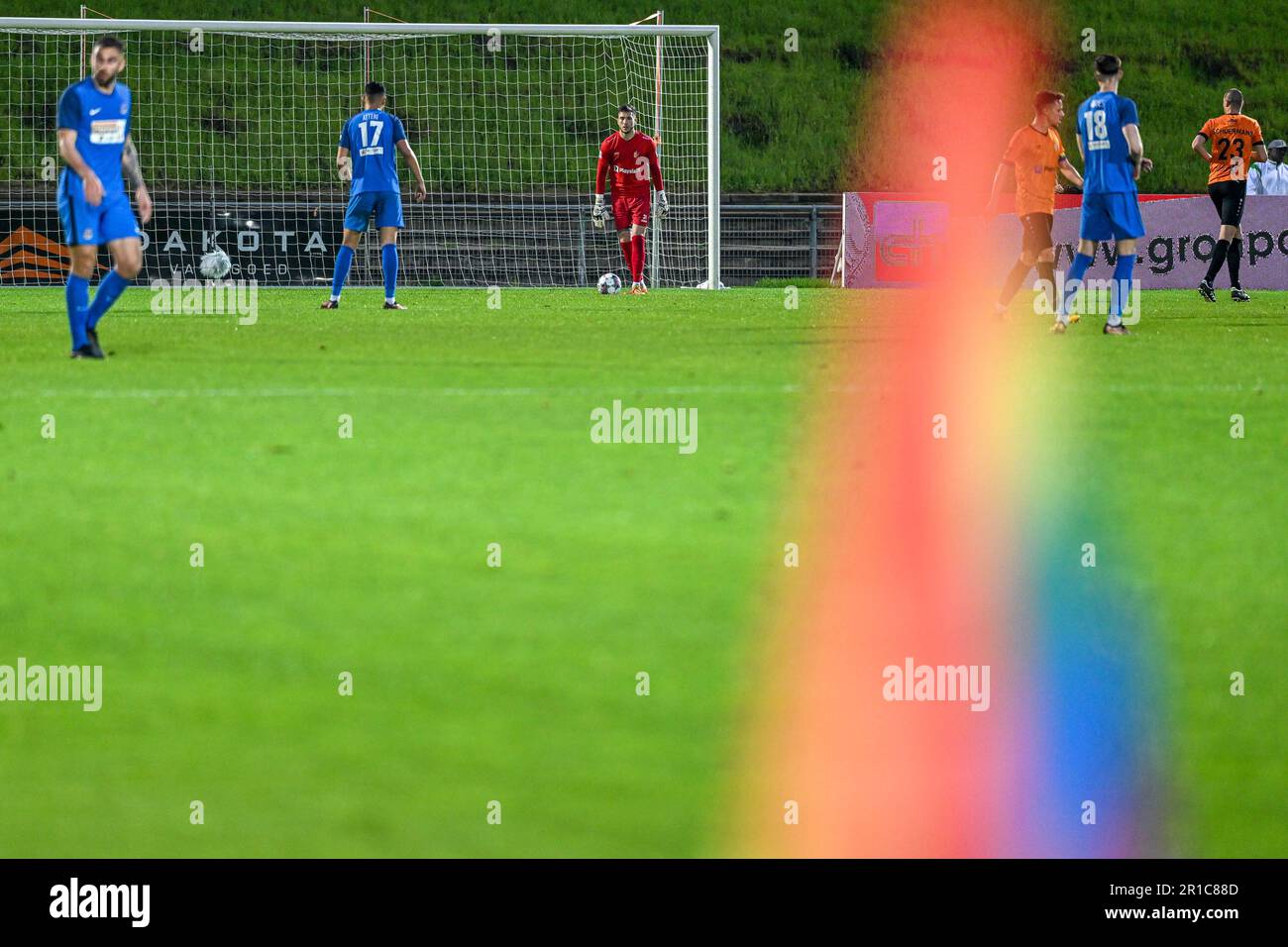 LGBTQ-Flagge während eines Fußballspiels zwischen KMSK Deinze und FC Dender während des 10 . und letzten Spieltags in den Challenger Pro League Relegation Play-offs für die Saison 2022-2023 , am Freitag , den 12 . Mai 2023 in Deinze , Belgien . FOTO SPORTPIX | Stijn Audooren Stockfoto