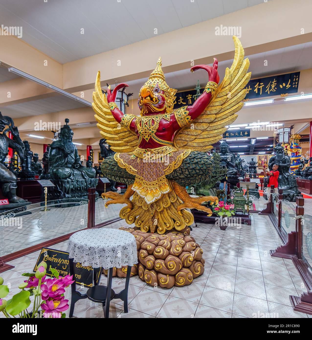 Garuda-Statue in Viharn Sien, ein chinesisch-thailändisches Museum und Schrein in der Nähe von Wat Yan in Huai Yai, in der Nähe von Pattaya, Chonburi Provinz Thailand. Stockfoto