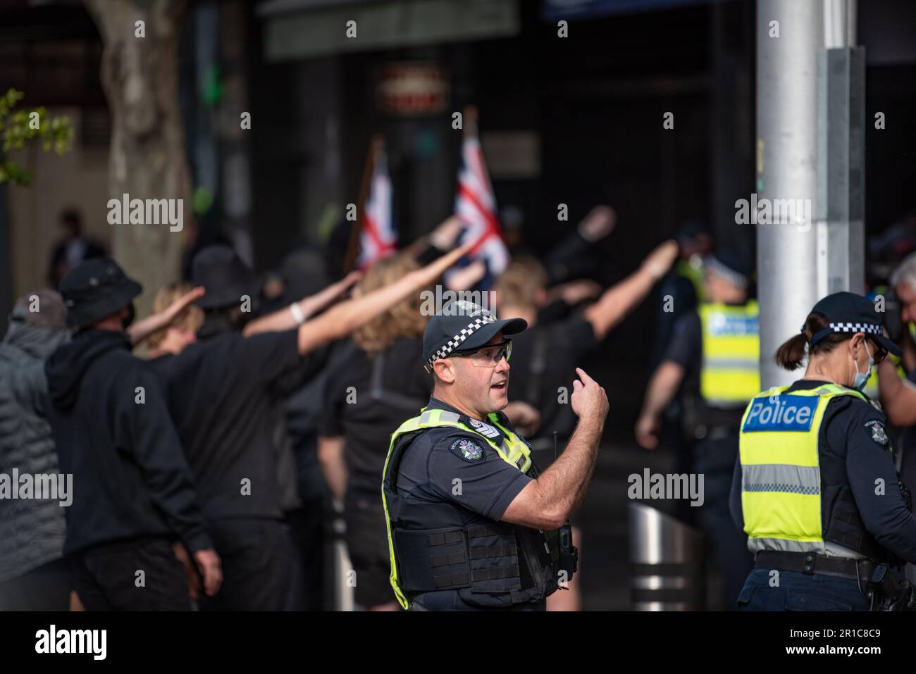 Melbourne, Australien, Mai 13. 2023. Ein Polizist zeigt darauf, neonazis zu grüßen, wenn sie ihren Anti-Einwanderungs-Protest verlassen, nachdem sie mit einem in der Überzahl liegenden anti-faschistischen Gegenprotest konfrontiert waren. Kredit: Jay Kogler/Alamy Live News Stockfoto