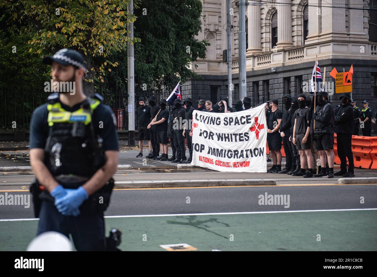 Melbourne, Australien, Mai 13. 2023. Neonazis, die vor dem Parlamentsgebäude gegen die Einwanderungskundgebung protestieren, treffen auf eine zahlenmäßig größere Truppe antifaschistischer Gegenprotestierende. Kredit: Jay Kogler/Alamy Live News Stockfoto