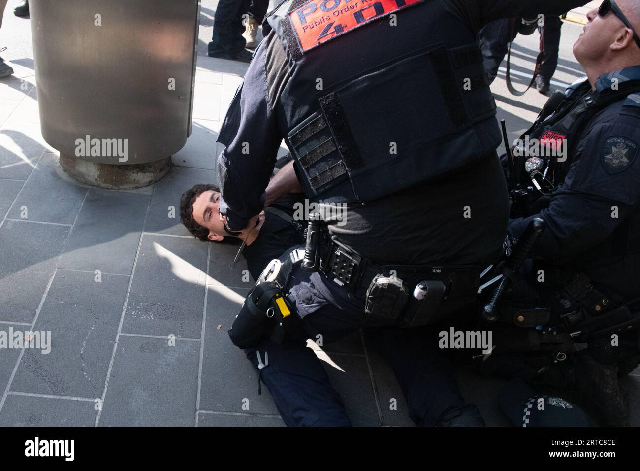 Melbourne, Australien, Mai 13. 2023. Ein anti-faschistischer Demonstrante wird von der Polizei angegriffen, nachdem er bei einem von Neo-Nazis organisierten Protest gegen die Einwanderung die kontroverse rechte Medienpersönlichkeit AVI Yemini kontrovertiert hat. Kredit: Jay Kogler/Alamy Live News Stockfoto
