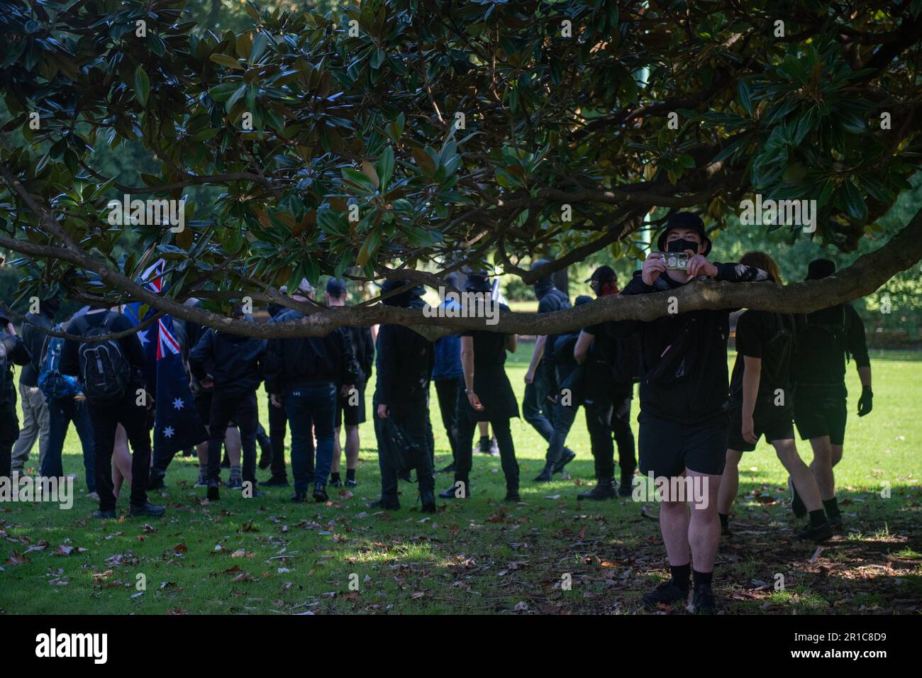 Melbourne, Australien, Mai 5. 2023. Ein neonazi nimmt die Medien auf, nachdem sie gegen die Einwanderung protestiert haben. Kredit: Jay Kogler/Alamy Live News Stockfoto