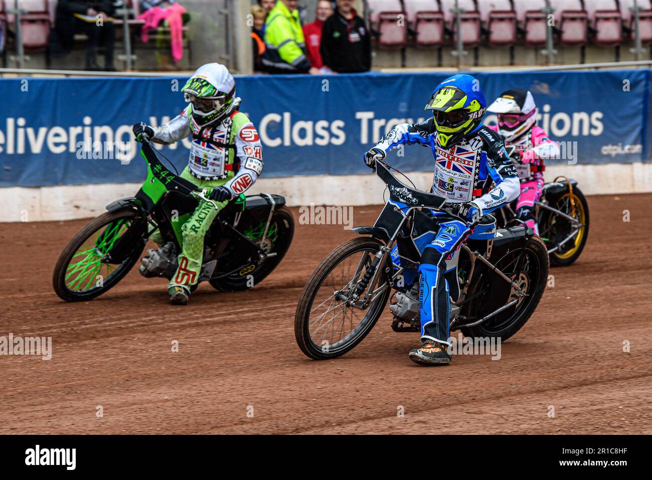 Manchester, Großbritannien. 12. Mai 2023 Jack Scully-Syer (Blau) in Charlie Southwick (Gelb) mit Jessica Cox (Schwarzweiß) bei den British Youth Championships im National Speedway Stadium, Manchester, am Freitag, den 12. Mai 2023. (Foto: Ian Charles | MI News) Guthaben: MI News & Sport /Alamy Live News Stockfoto