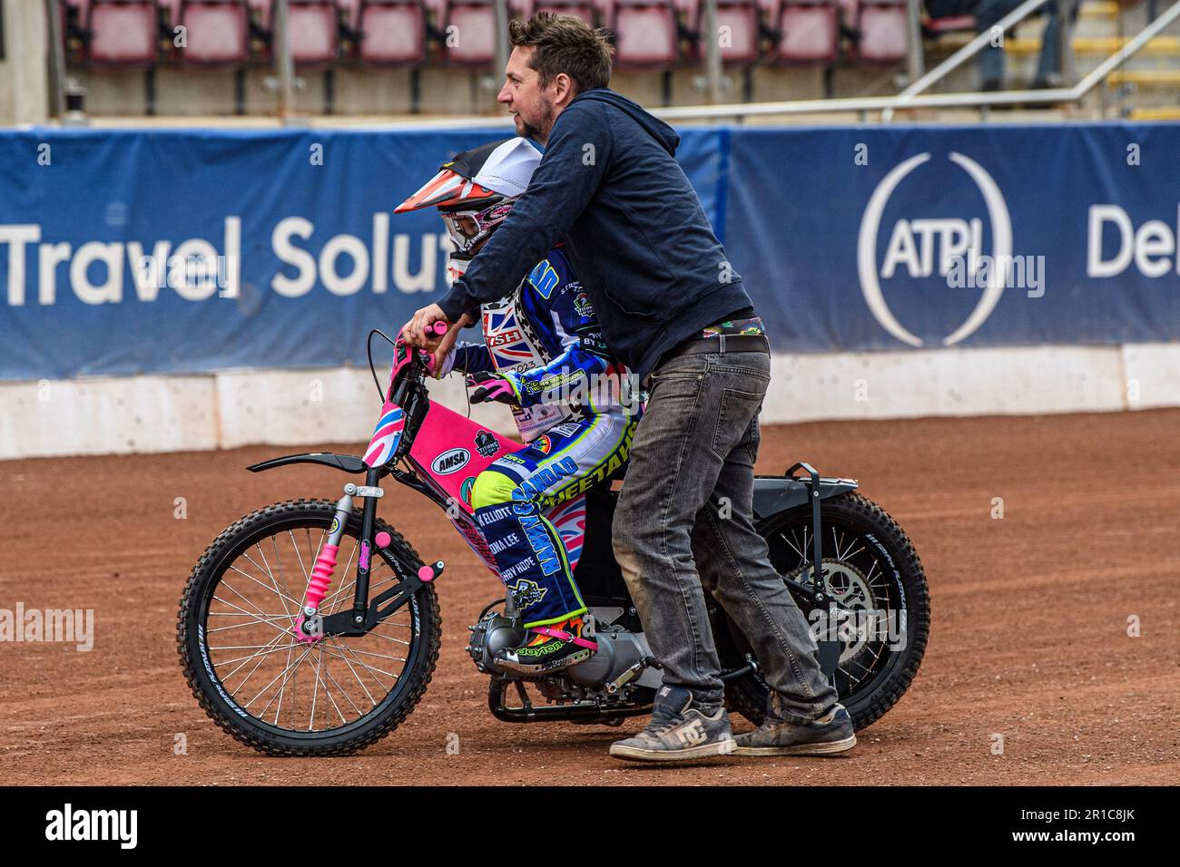 Manchester, Großbritannien. 12. Mai 2023 Chloe Davis erhält am Freitag, den 12. Mai 2023, bei den British Youth Championships im National Speedway Stadium in Manchester eine helfende Hand von Dad Matt. (Foto: Ian Charles | MI News) Guthaben: MI News & Sport /Alamy Live News Stockfoto