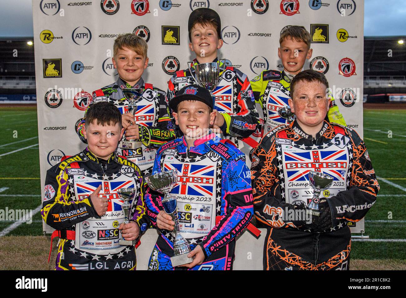 Manchester, Großbritannien. 12. Mai 2023 Alle Gewinner Hinten: (l - r) 125cc Gewinner: Archie Rolph (2.), Seth Norman (1.) Oliver Bovington (3.) Front: Support Class Top 3: (l-r) Lewis Hague (2.), Rocco Webb (1.) Liam Morris (3.) während der britischen Jugendmeisterschaft im National Speedway Stadium, Manchester, am Freitag, den 12. Mai 2023. (Foto: Ian Charles | MI News) Guthaben: MI News & Sport /Alamy Live News Stockfoto