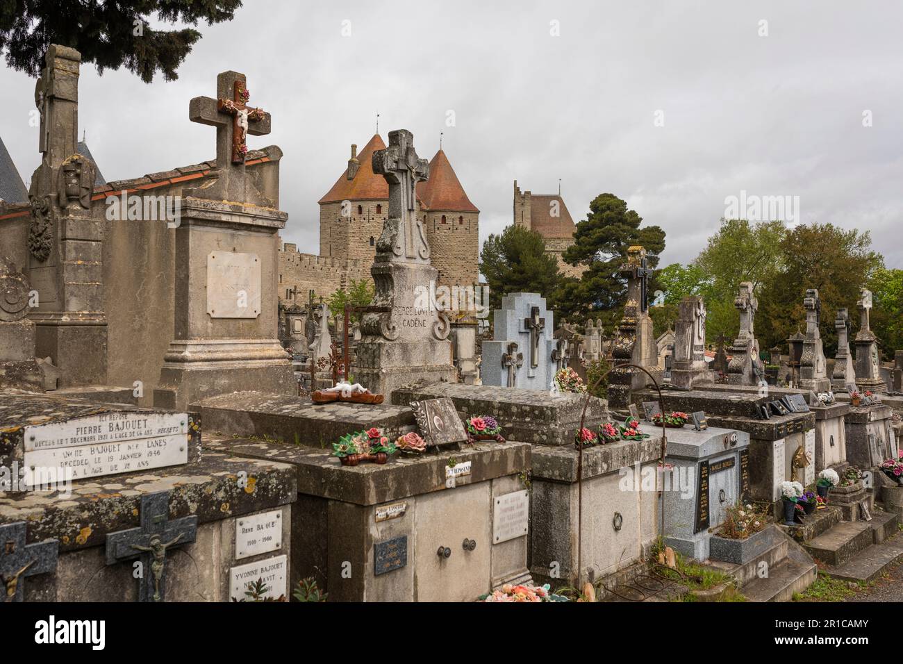 Alter Friedhof von Carvassonne, Stadtmauern und Türme im Hintergrund, Frankreich Stockfoto