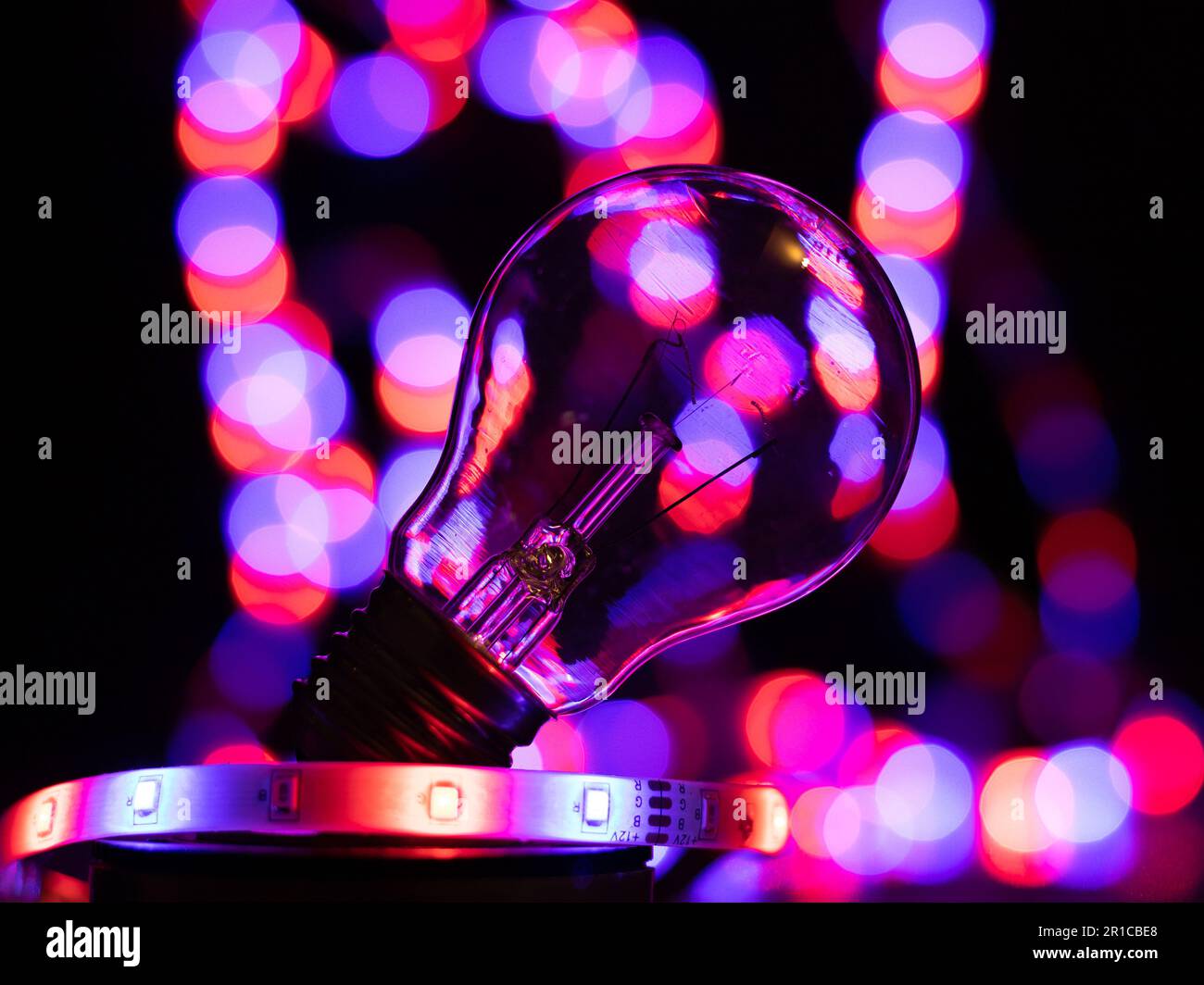 Glühlampe mit bunten Bokeh-Lichtern Stockfoto