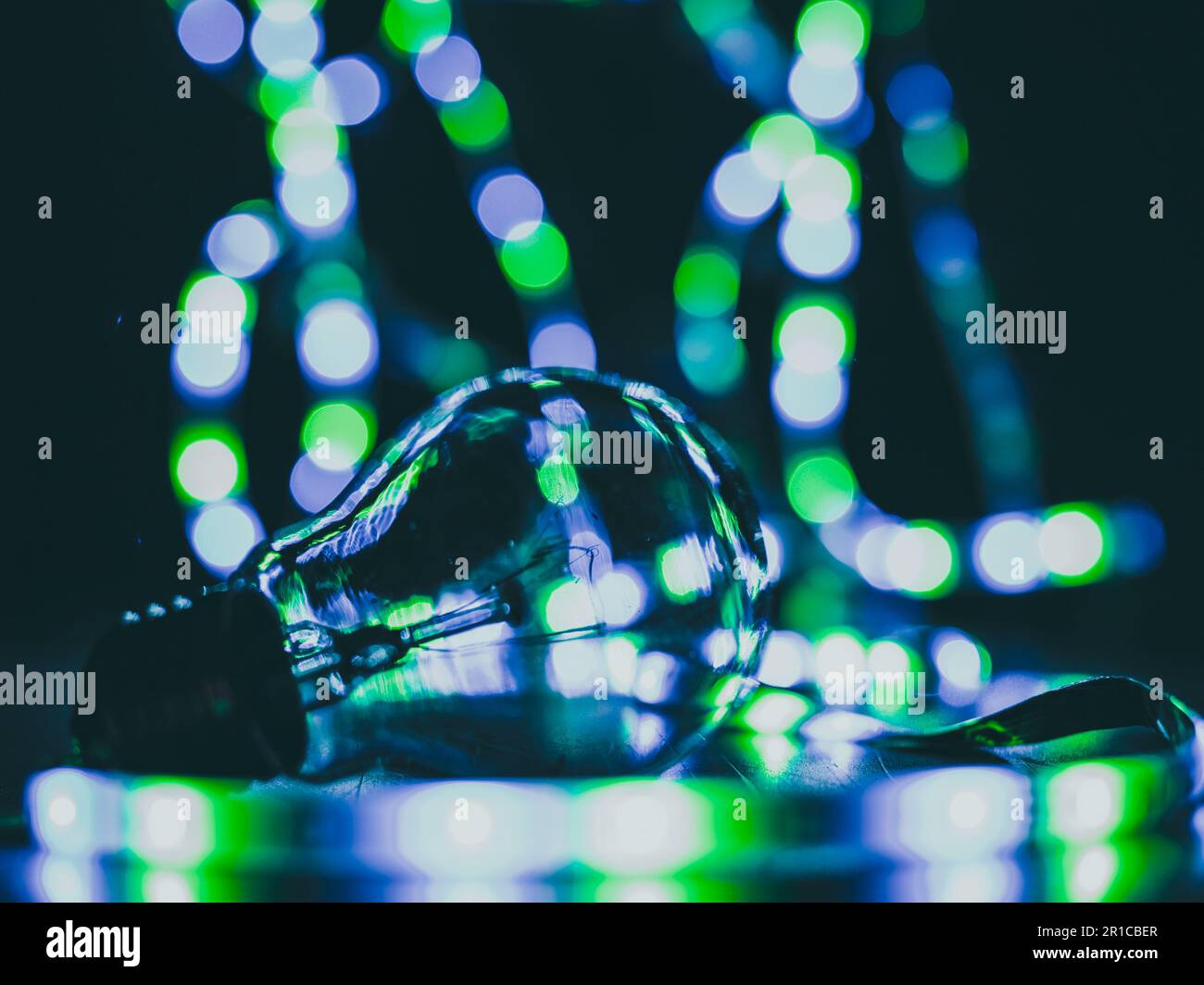 Glühlampe mit bunten Bokeh-Lichtern Stockfoto