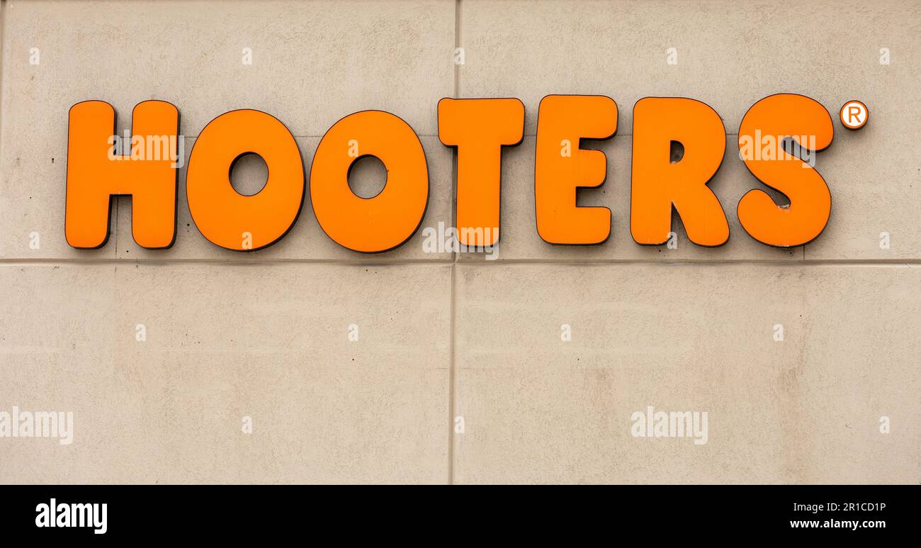 American Hooters Restaurant-Logo vor Einem Restaurant Stockfoto