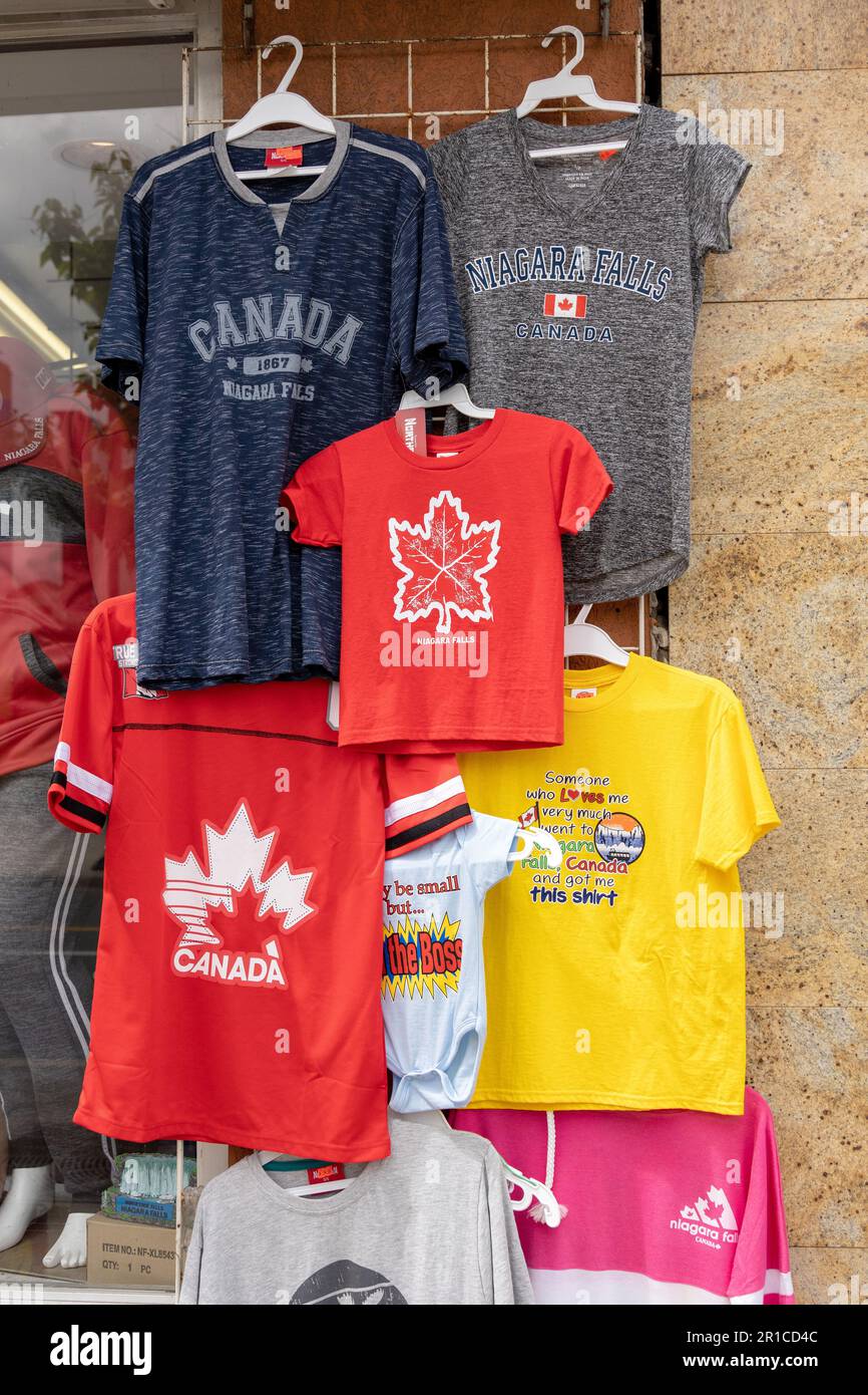 Souvenir-T-Shirts aus Niagara Falls Canada, hängend vor Einem Souvenirladen für Touristen, Niagara Falls, Ontario Canada Stockfoto