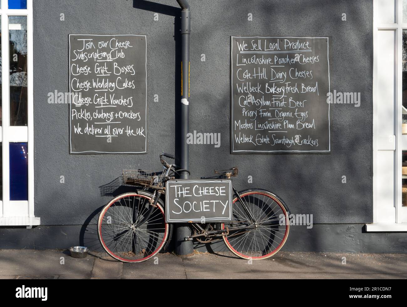 Altes Lieferrad als Werbematerial für den Cheese Society Shop, Hungate Lincoln City 2023 Stockfoto