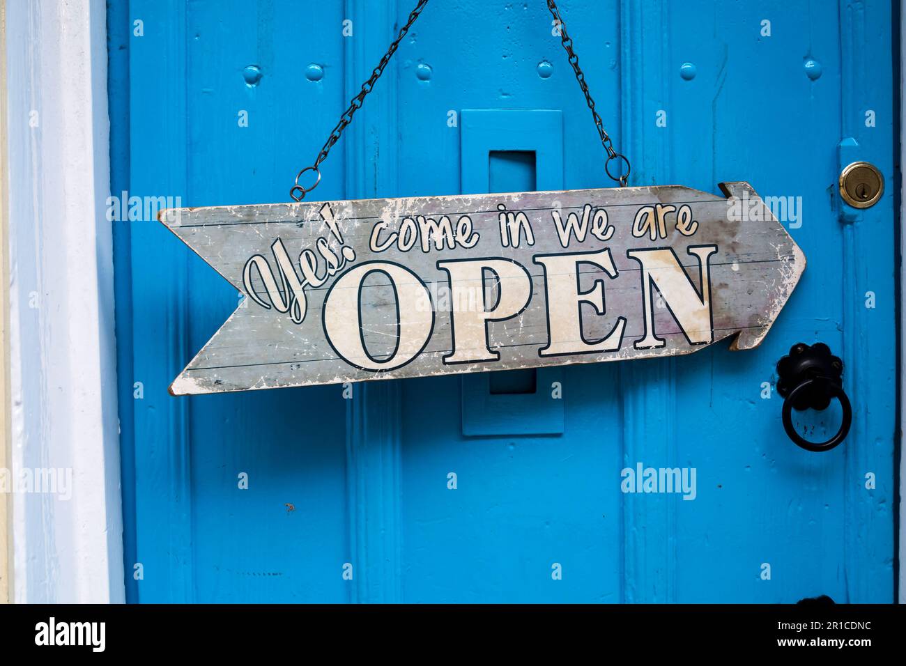 Öffnen Sie das Schild an der blauen Tür zu Bell's Tea Rooms, Steep Hill Lincoln Old Town Lincoln City 2023 Stockfoto