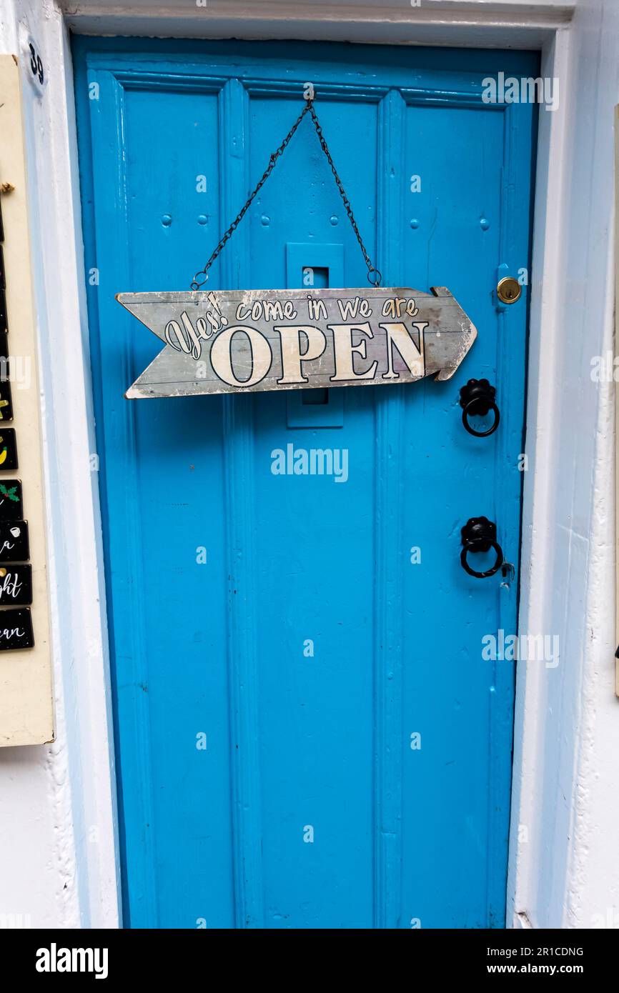 Öffnen Sie das Schild an der blauen Tür zu Bell's Tea Rooms, Steep Hill Lincoln Old Town Lincoln City 2023 Stockfoto