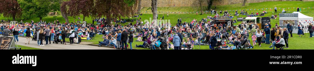 Panorama der Menschenmenge, die sich versammelt hat, um König Karl III. Krönung auf Großbildfernsehern auf dem Gelände von Lincoln Castle Lincoln City, Lincolnshire, Stockfoto