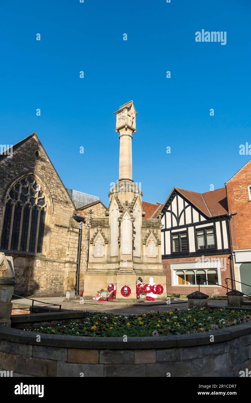 Kriegsdenkmal für Lincoln-Menschen, die ihr Leben in zwei Weltkriegen verloren haben, St. Benedict's Square, High Street Lincoln City 2023 Stockfoto