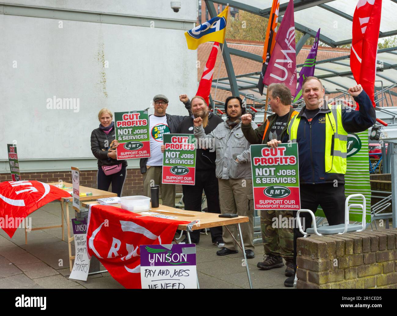 Travel and Transport News, Großbritannien 13/05/2023. Mitarbeiter von Greater Anglia Rail und Mitglieder der RMT Union bilden vor dem Bahnhof Southend Victoria Rail Station in Essex eine offizielle Streikpostenlinie, da die Chefs keine Gehaltserhöhungen aushandeln. Helen Cowles/Alamy Live News Stockfoto