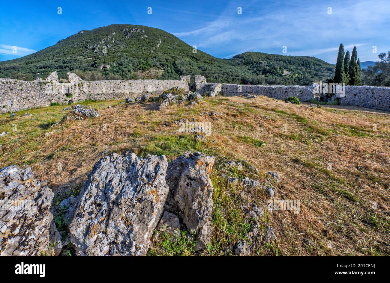 Byzantinisches Schloss Gardiki, 13. Jahrhundert, Mauern, Überreste von Bauwerken im Inneren, Insel Korfu, Griechenland Stockfoto