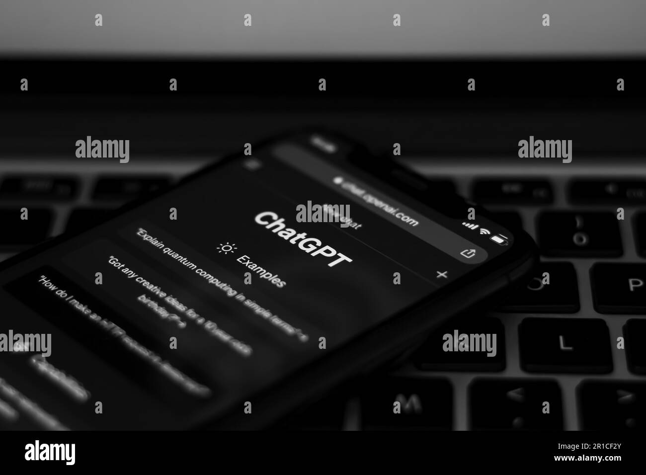 Webseite von ChatGPT, einem Chatbot-Prototyp auf der OpenAI-Website auf einem Smartphone. Auf dem Hintergrund einer Computertastatur. Hochwertiges Foto Stockfoto