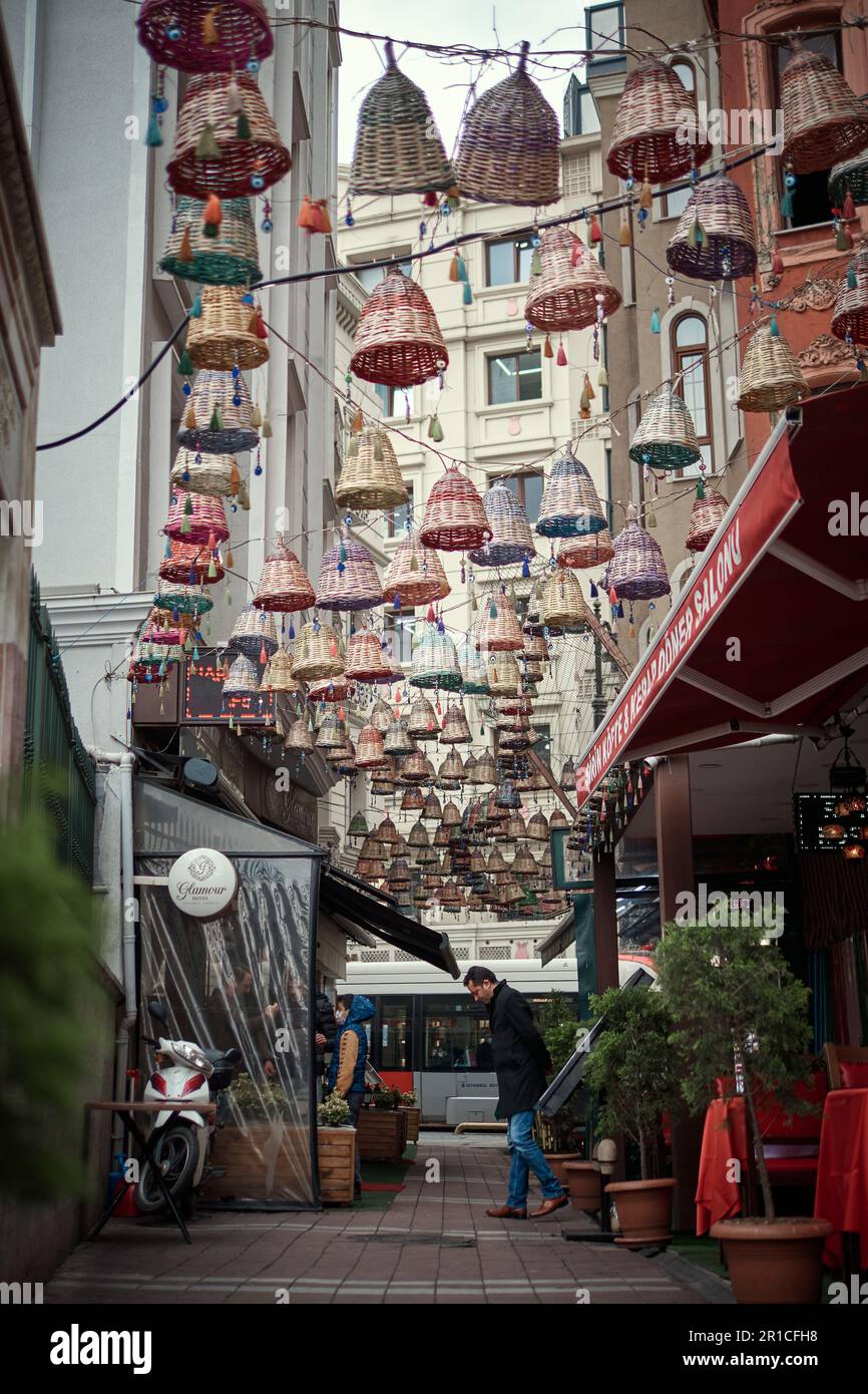 Eine in hellen Farben und bunten Dekorationen bemalte Treppe in istanbul Stockfoto