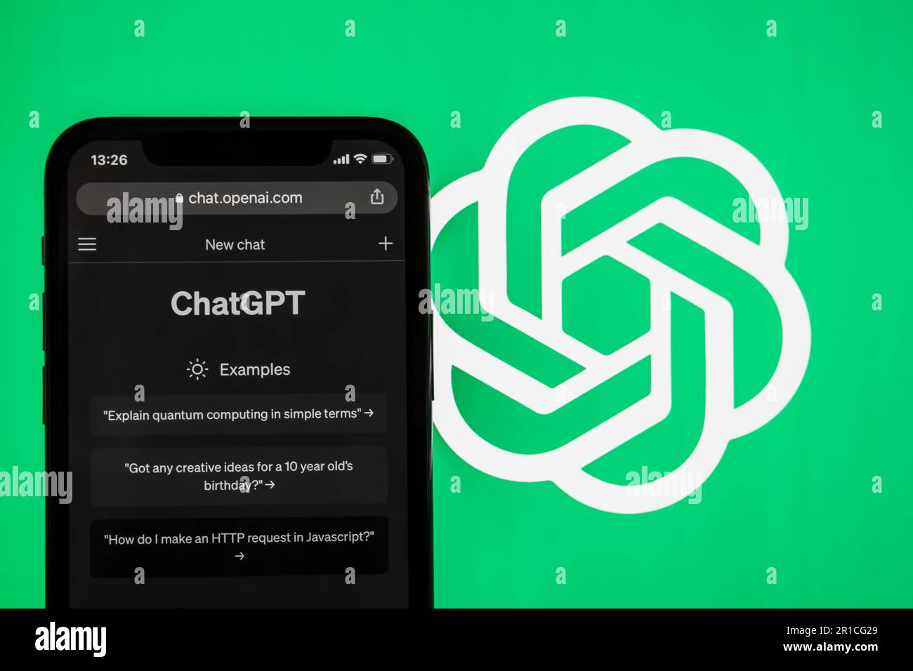 Webseite von ChatGPT, einem Chatbot-Prototyp auf der OpenAI-Website auf einem Smartphone. Vor dem Hintergrund des Logos der Website Open Ai. Hochwertiges Foto Stockfoto
