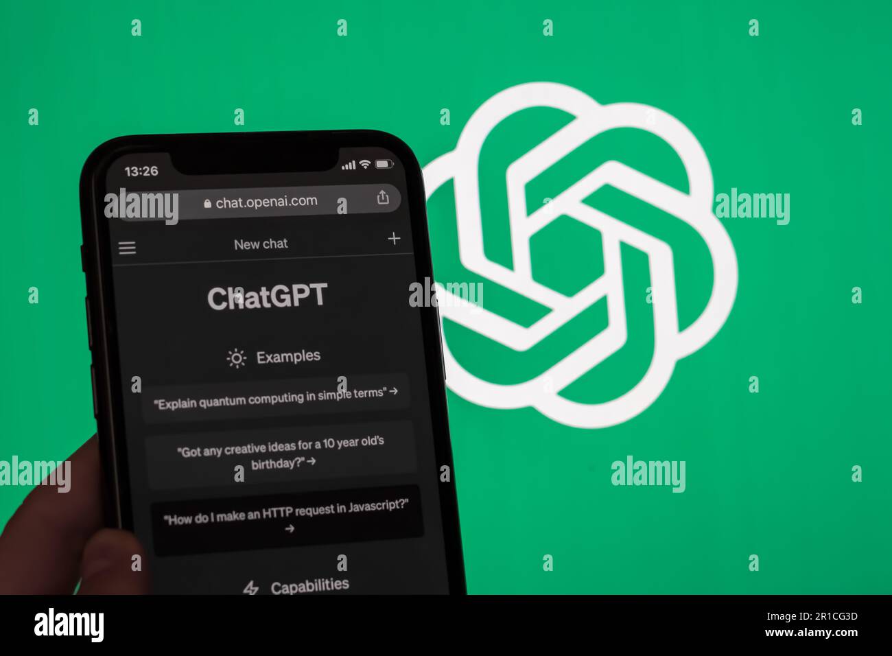 Webseite von ChatGPT, einem Chatbot-Prototyp auf der OpenAI-Website auf einem Smartphone. Vor dem Hintergrund des Logos der Website Open Ai. Hochwertiges Foto Stockfoto