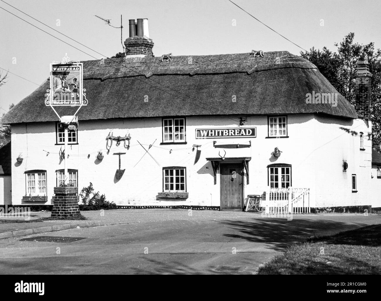 Waterloo Arms Public House, Pikes Hill, Lyndhurst, New Forest, Hampshire, England, Großbritannien - ein historisches Foto, das aufgenommen wurde, als der Pub ein Whitbread Pub war - ein traditioneller Pub aus dem 17tth. Jahrhundert Stockfoto