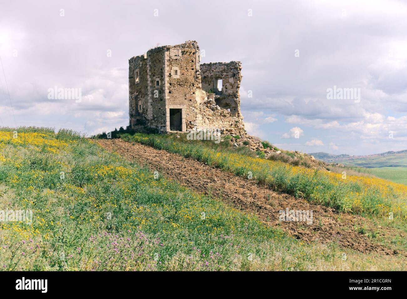 Steinruinen des Albospino Wachturms im ländlichen Sizilien, Italien Stockfoto