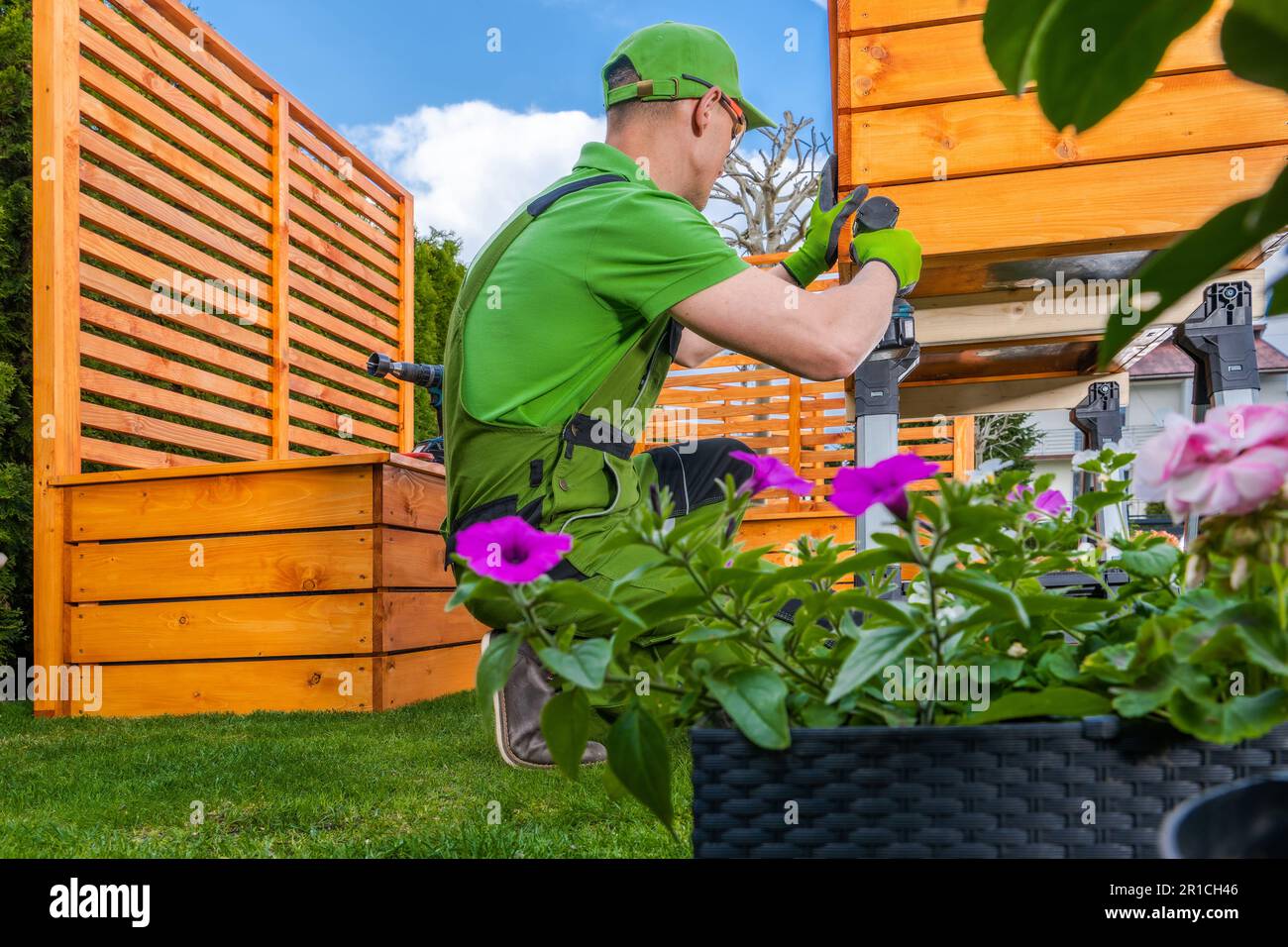 Großes Holz Planter Building von Caucasian man. Kleine Gartenarchitektur. Stockfoto