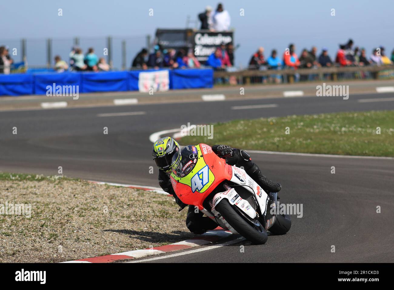 13. Mai 2023: FonaCAB Nicholl OilsNorth West 200, Portrush, Antrim, Nordirland: Nordwesten 200 Renntag 2023: Richard Cooper (Kawasaki - KMR Kawasaki) gewinnt das SuperTwin-Rennen Stockfoto